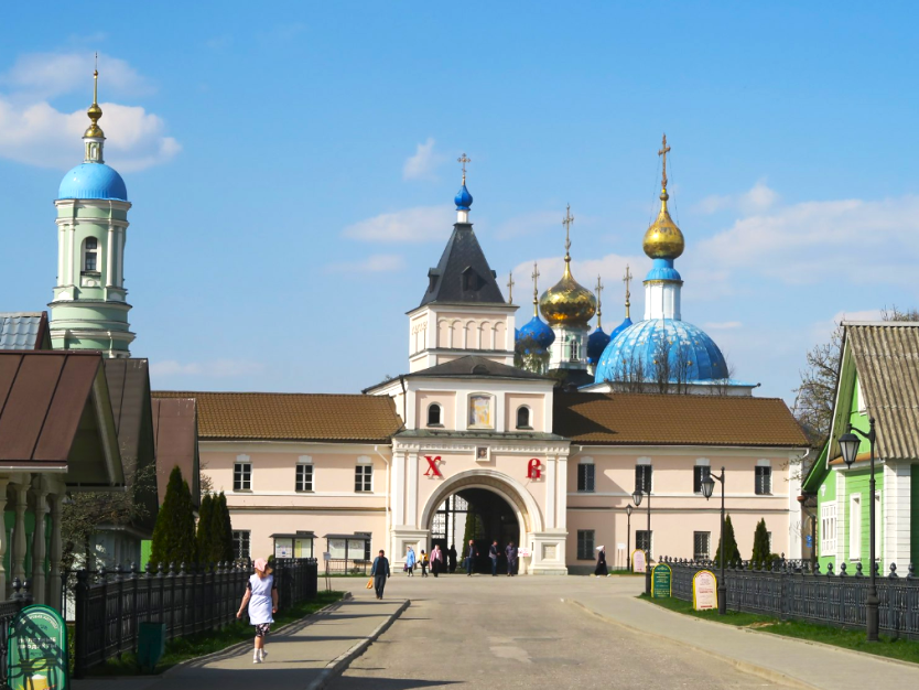 Крестный ход и  Божественная Праздничная Литургия.