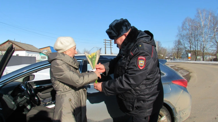 Сотрудники ОГИБДД МОМВД России «Козельский» приняли участие в акции «Цветы для автоледи».